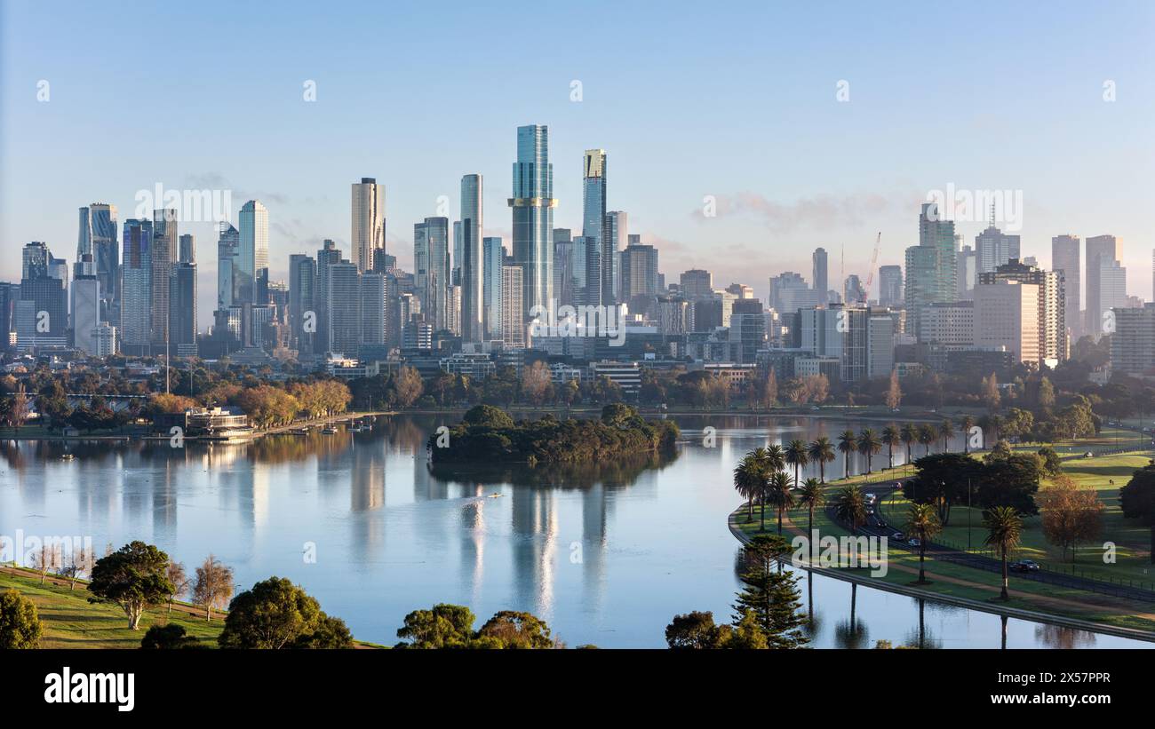 Melbourne Australie. La vue sur les gratte-ciel de Melbourne avec Albert Park Lake au premier plan. Banque D'Images