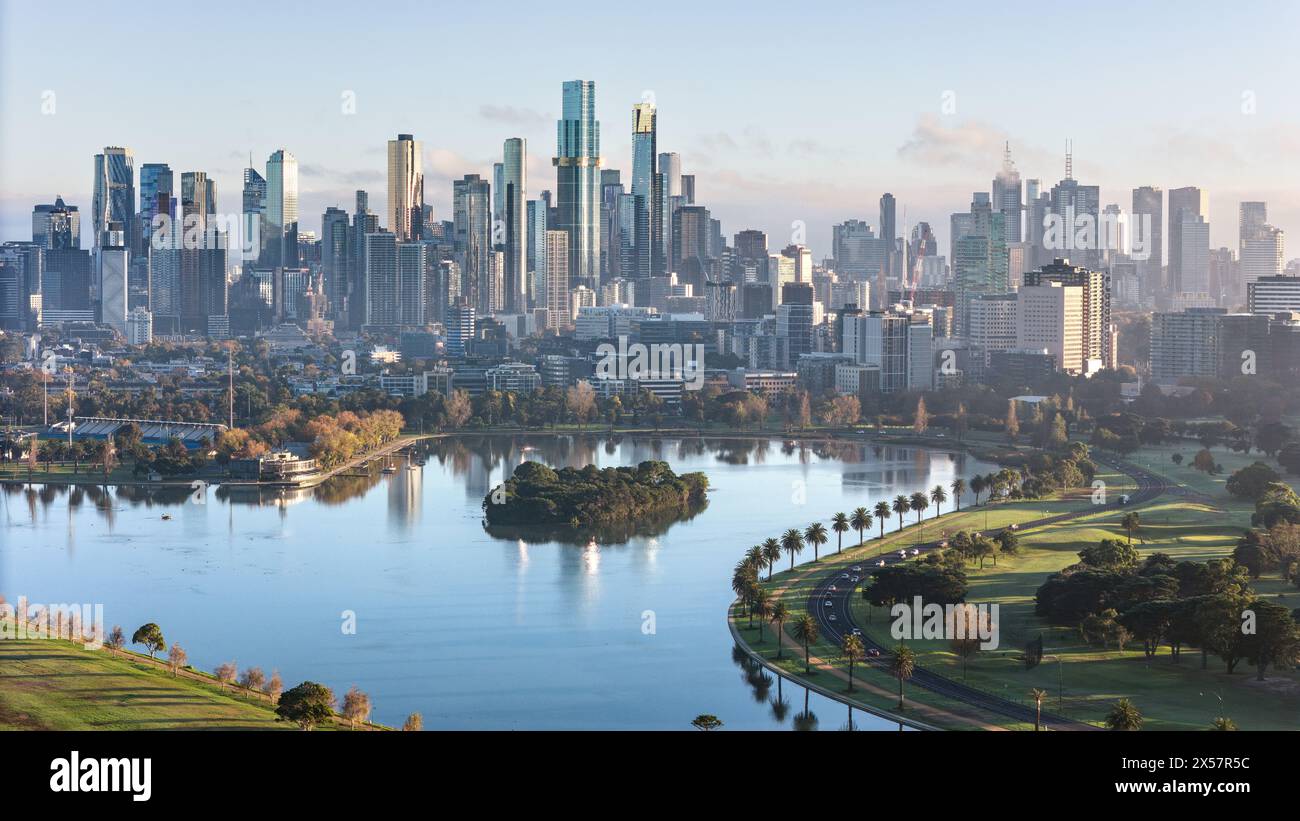 Melbourne Australie. La vue sur les gratte-ciel de Melbourne avec Albert Park Lake au premier plan. Banque D'Images