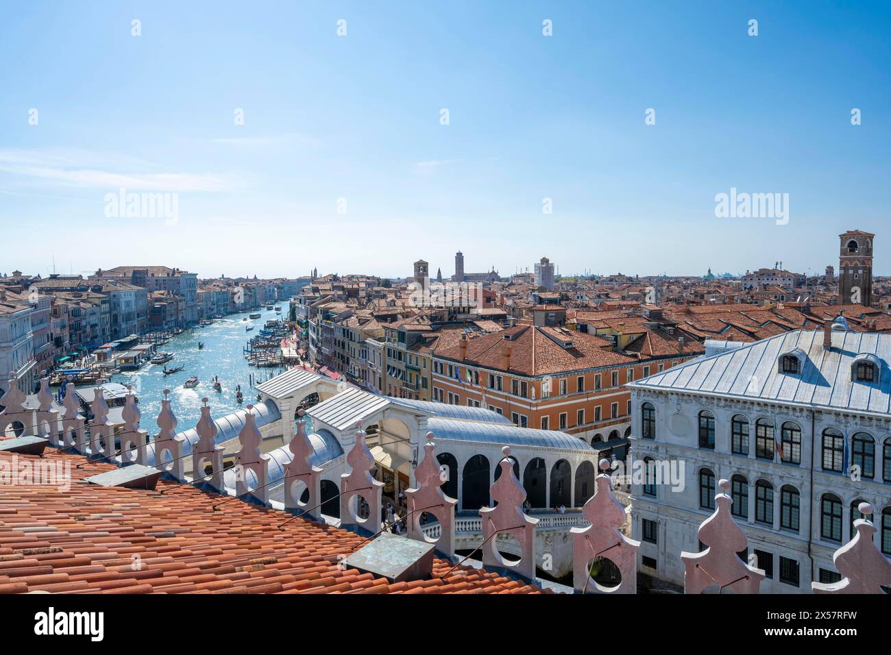 Vue depuis le toit de la Fondaco dei Tedeschi, bateaux sur le Grand Canal, Venise, Vénétie, Italie Banque D'Images