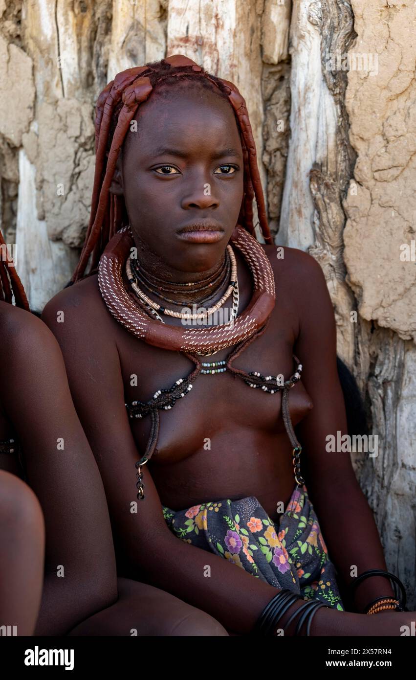 Jeune femme traditionnelle Himba, près d'Opuwo, Kaokoveld, Kunene, Namibie Banque D'Images