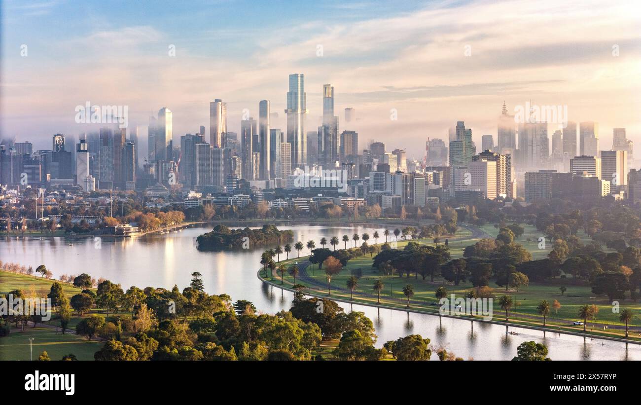 Melbourne Australie. La vue sur les gratte-ciel de Melbourne avec Albert Park Lake au premier plan. Banque D'Images