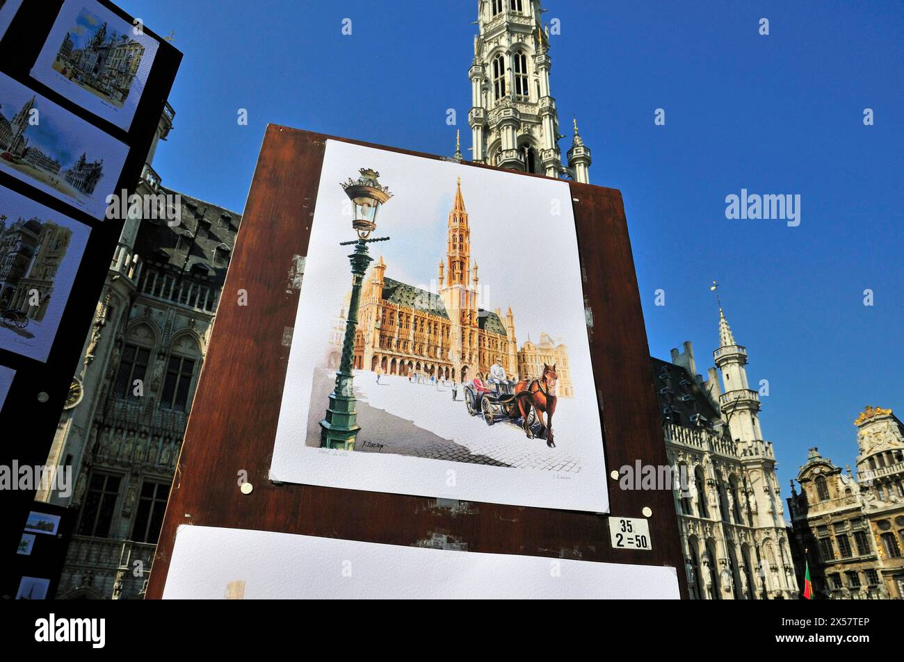Peinture, derrière elle la mairie avec tour gothique, Grand place, Bruxelles, Belgique, Benelux Banque D'Images