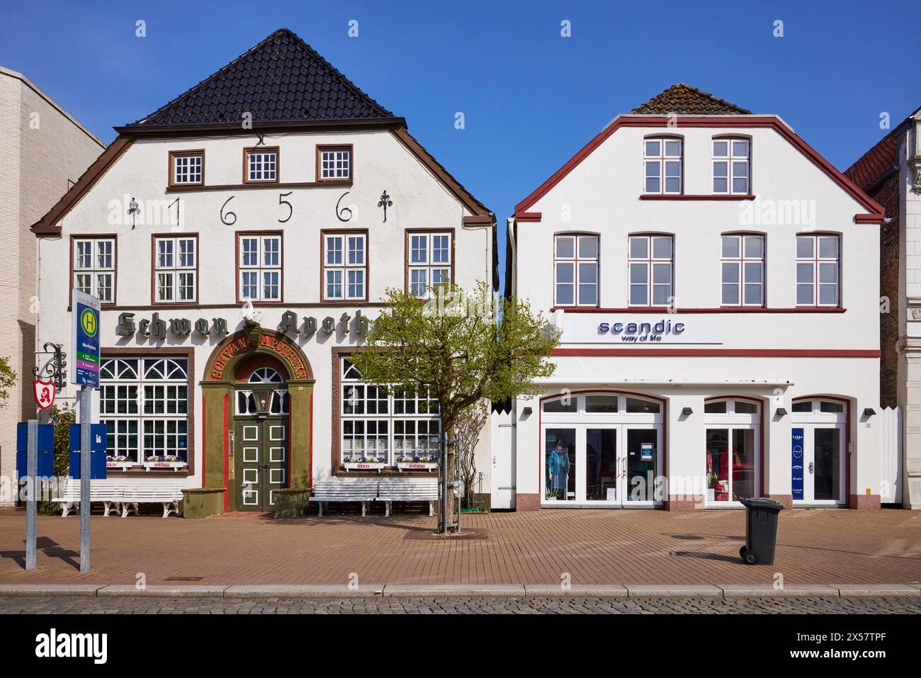 Pharmacie Swan avec arrêt de bus Rathausplatz et un immeuble résidentiel et commercial du 18ème siècle à Husum, dans le quartier Nordfriesland, Schleswig-H. Banque D'Images