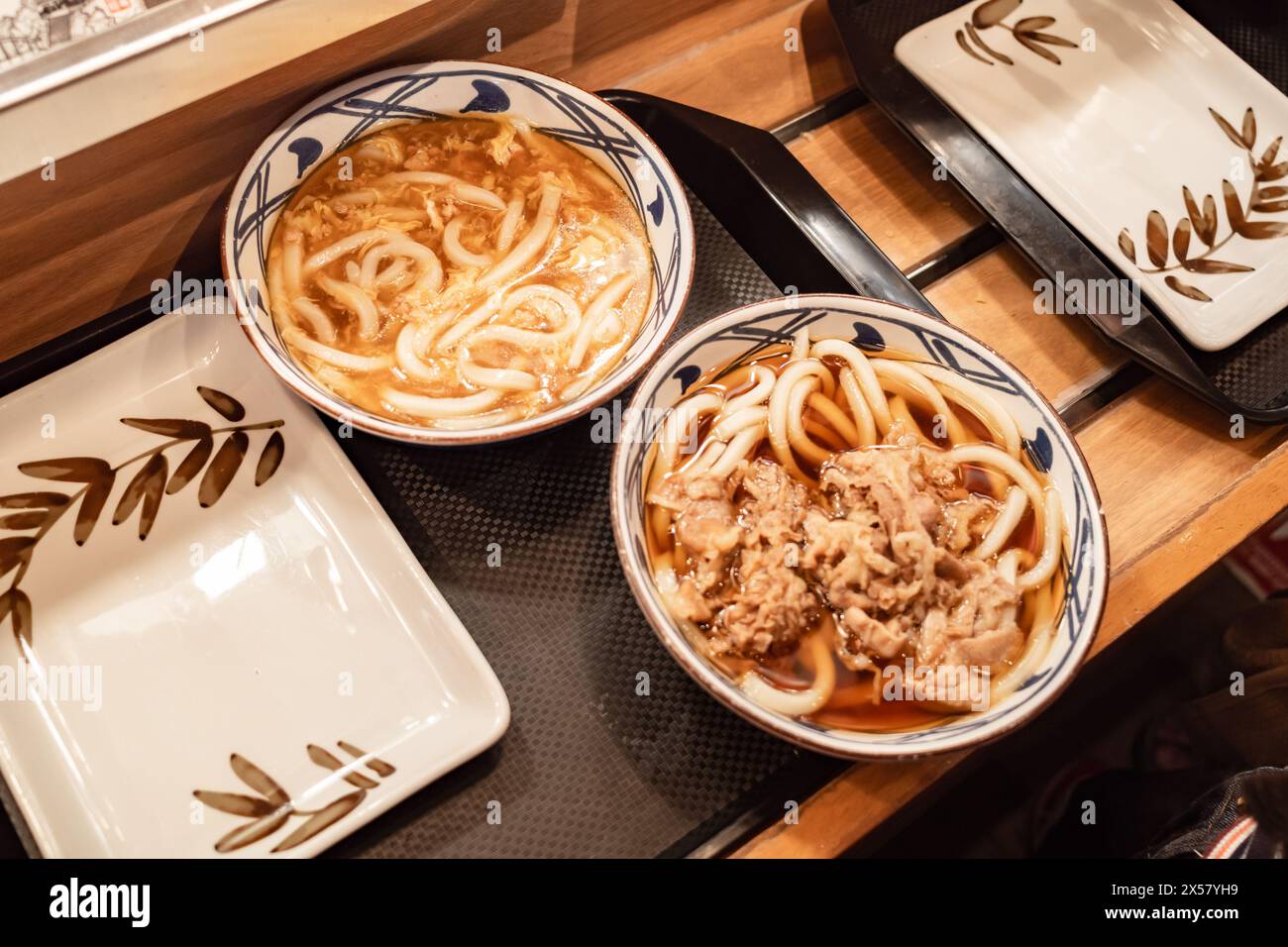 Délicieux menu udon servi dans un bol sur un plateau dans un restaurant japonais Banque D'Images