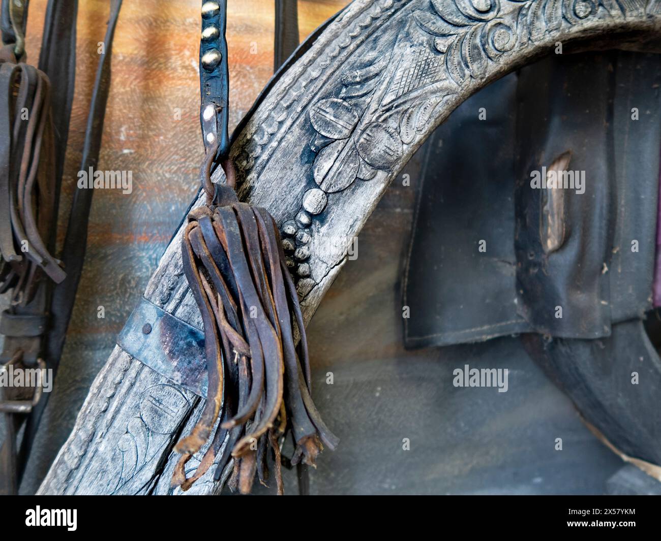 Fragment de sculpture artistique sur bois sur un arc d'un harnais de cheval du XIXe siècle trouvé en Sibérie Banque D'Images
