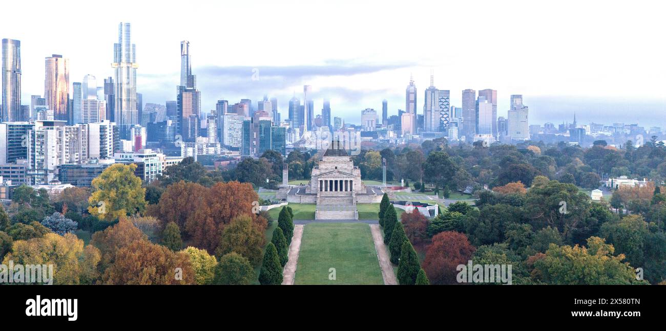 Melbourne Australie. Vue panoramique sur les gratte-ciel de Melbourne et le sanctuaire du souvenir. Banque D'Images