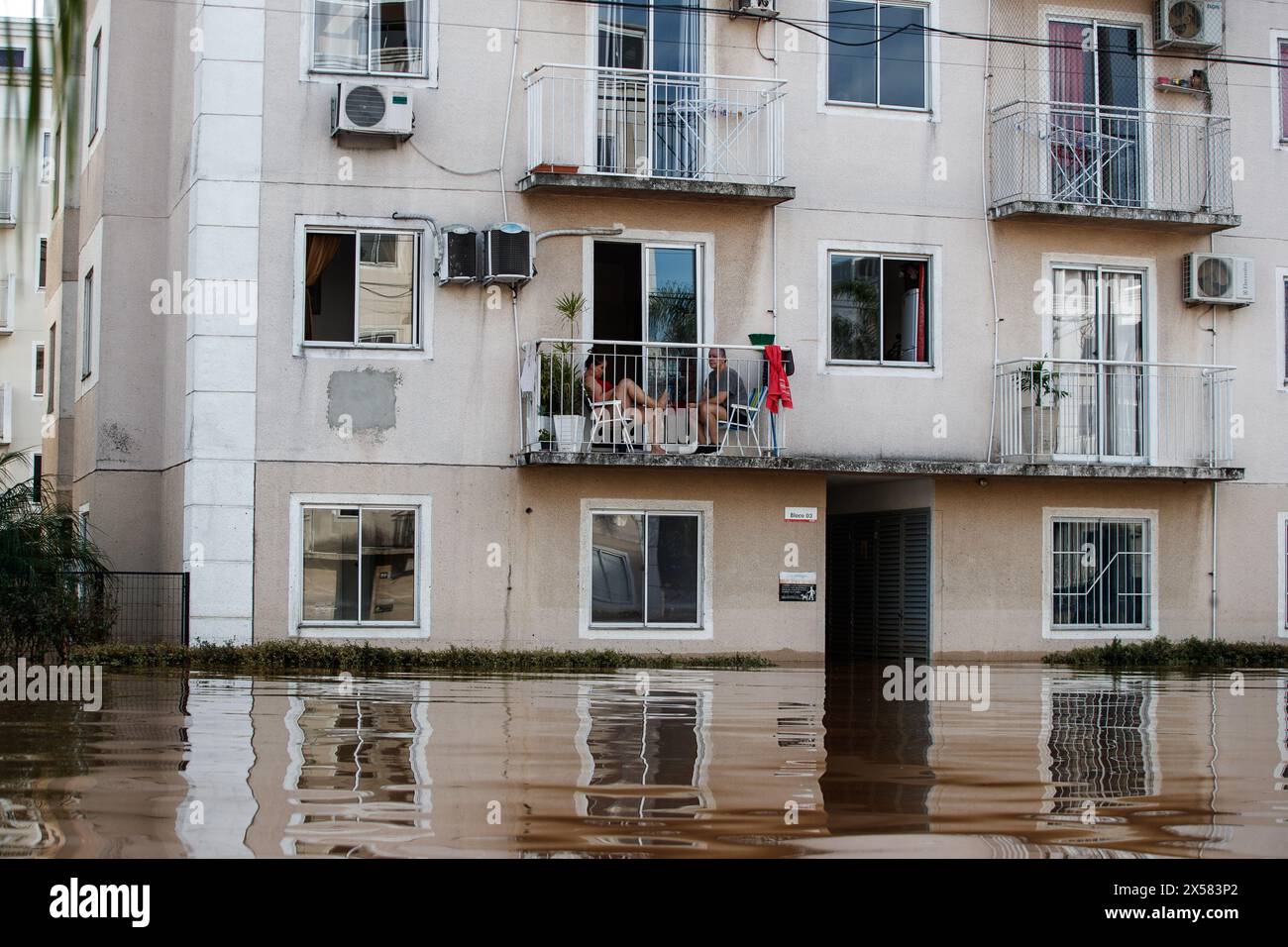 (240508) -- SCHARLAU, 8 mai 2024 (Xinhua) -- des gens sont photographiés au balcon d'un bâtiment gorgé d'eau à Scharlau, Sao Leopoldo, dans l'État de Rio Grande do Sul, Brésil, le 7 mai 2024. Cinq autres personnes ont été tuées par des tempêtes qui ravagent l'État du Rio Grande do Sul au sud du Brésil au cours des dernières 24 heures, portant le nombre de morts à 90, a déclaré mardi l'agence de défense civile de l'État. Dans l’État limitrophe de l’Uruguay et de l’Argentine, des précipitations record, des inondations et des coulées de boue ont fait 132 disparus et 361 blessés, et ont forcé plus de 200 000 résidents à évacuer leurs maisons au cours des huit derniers jours. (PH Banque D'Images