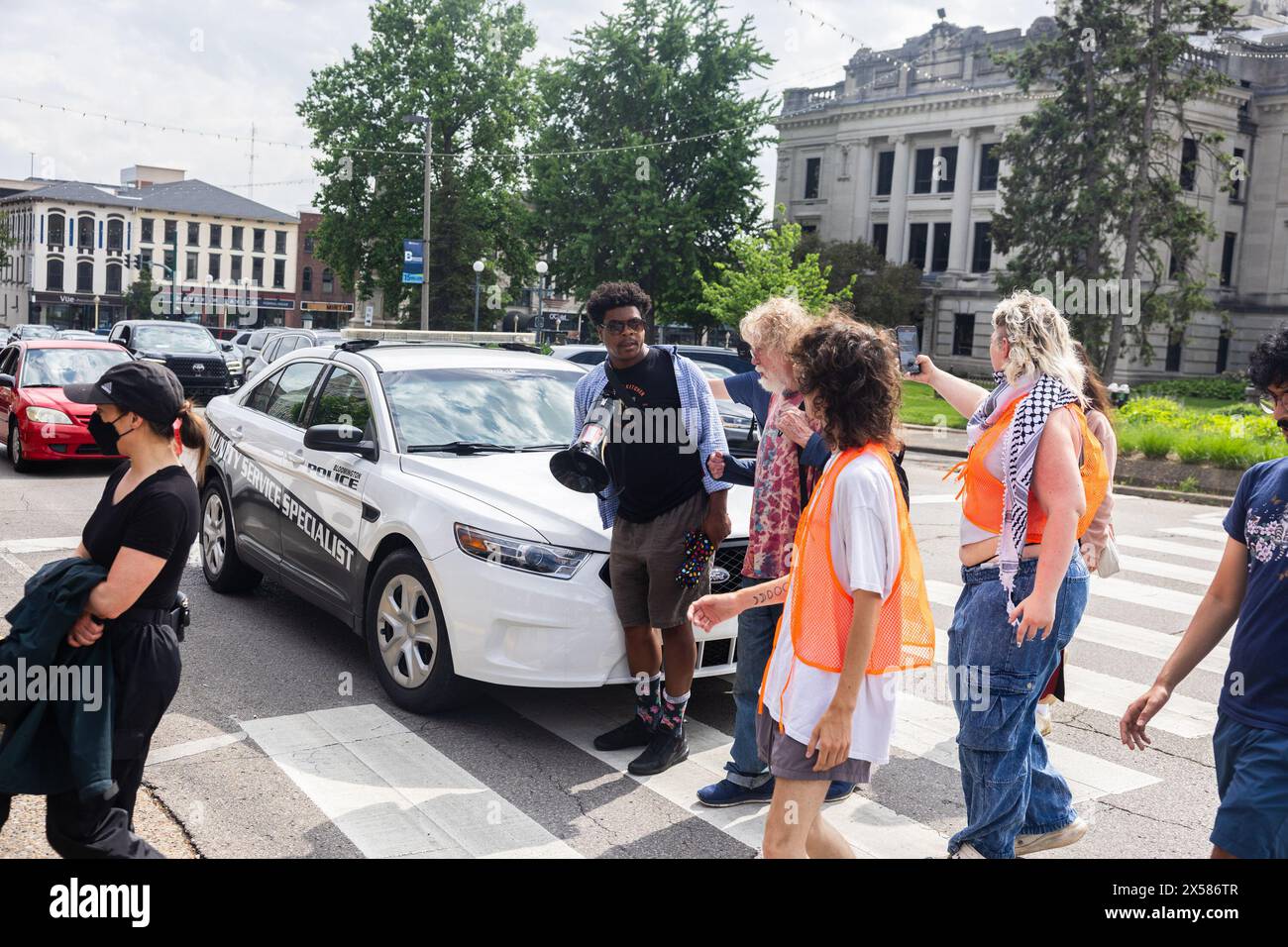 Bloomington, États-Unis. 07 mai 2024. BLOOMINGTON, INDIANA - 7 MAI 2024 : des manifestants pro-palestiniens défilent en réponse aux opérations militaires israéliennes à Rafah, à Gaza, dans le centre-ville de Bloomington, Indiana, le 7 mai 2024. ( Credit : Jeremy Hogan/Alamy Live News Banque D'Images