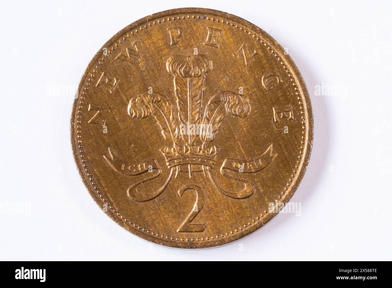 Une édition limitée British Two New pence coin de 1977 avec l'insigne du prince de galles et la devise ich dien signifiant I serve conçu par Christopher Ier Banque D'Images