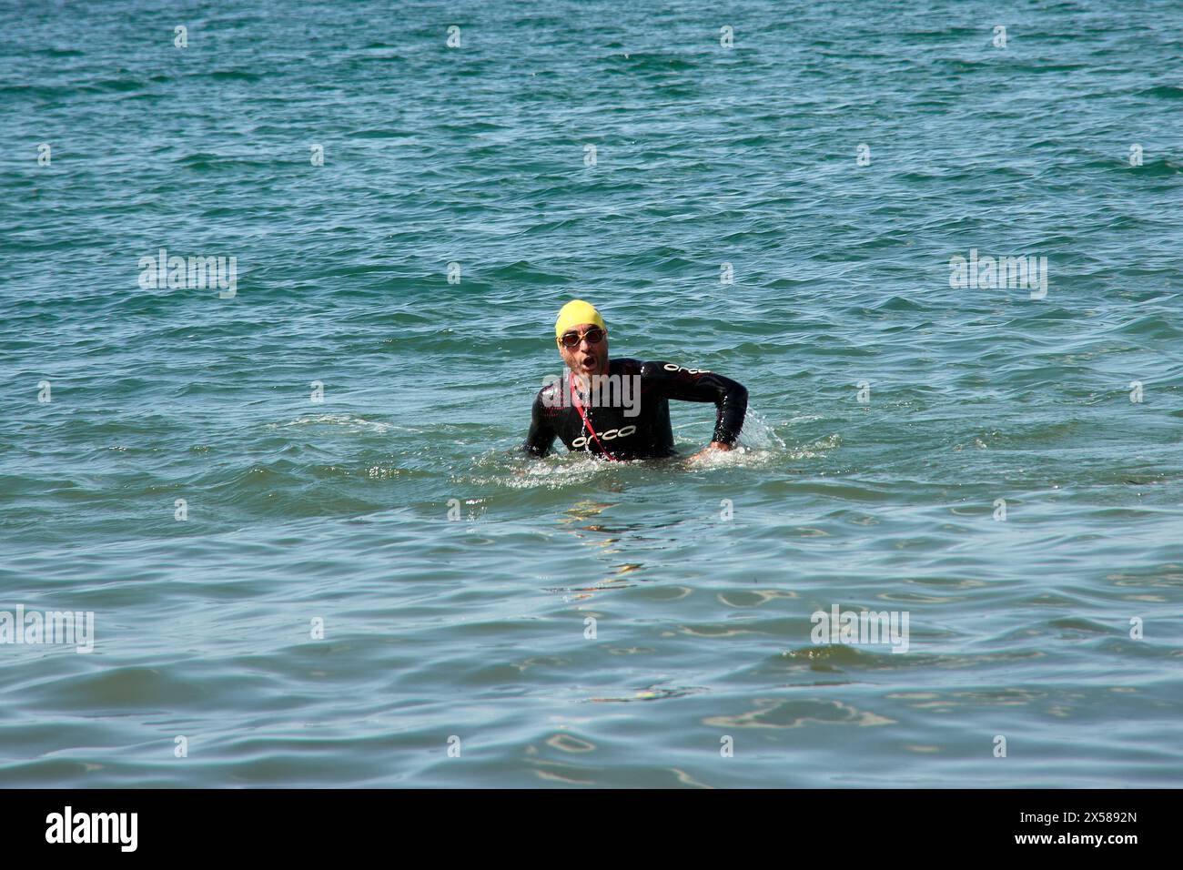 Sabaris, Baiona, Pontevedra, Espagne ; 15 juillet 2023 ; les compétiteurs de triathlon sortent de l'eau dans leurs combinaisons Banque D'Images