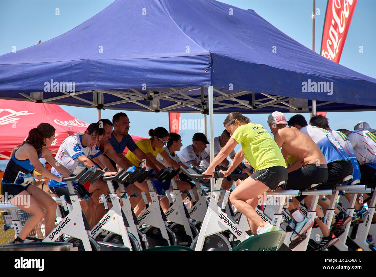 Sabaris, Baiona, Pontevedra, Espagne ; 15 juillet 2023 ; essai de cyclisme triathlon sous tente et avec des vélos stationnaires Banque D'Images