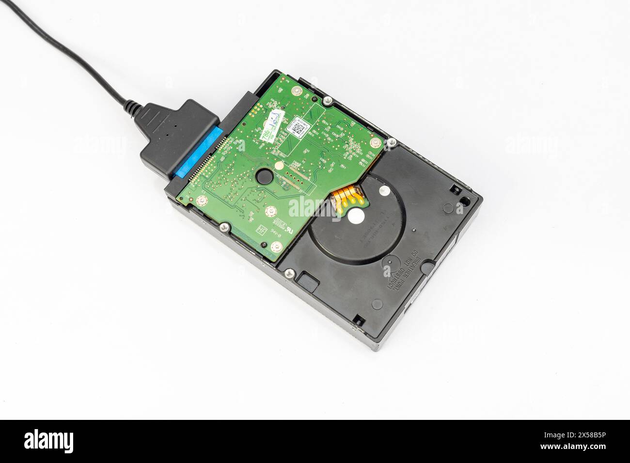 Un disque dur externe d'ordinateur de bureau isolé sur backgorund blanc : 25 janvier 2024 - Pakistan. Banque D'Images