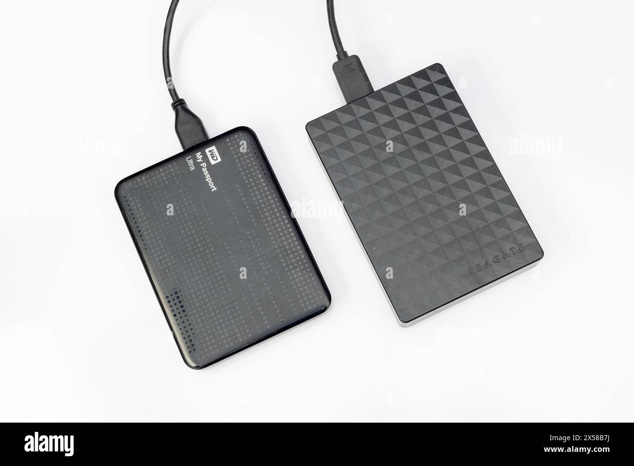 Westren Digital et Seagate disque dur externe portable connecté avec un câble avec un ordinateur : 25 janvier 2024 - Pakistan. Banque D'Images