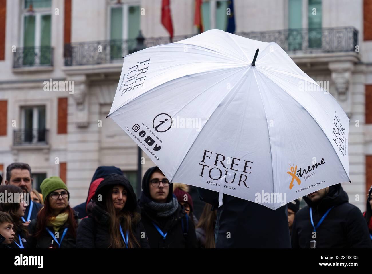 Madrid, Espagne. 11 février 2024 - Groupe de personnes participant à une visite gratuite sur la Puerta del sol Banque D'Images