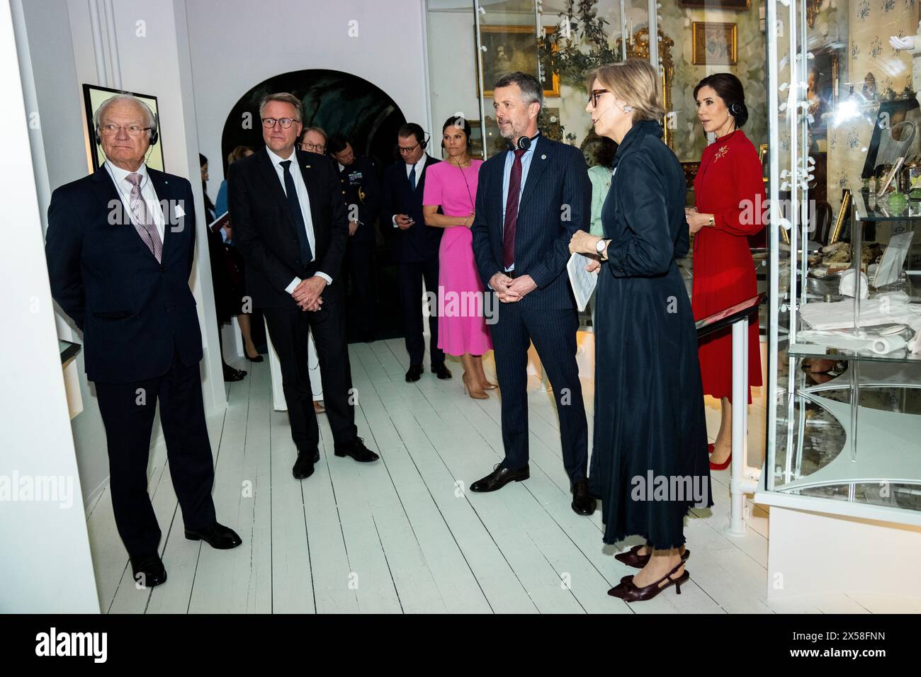 Le roi Frédéric X et la reine Marie, le roi Carl XVI Gustaf, la reine Silvia, la princesse héritière Victoria et le prince Daniel lors d'une visite au Musée nordique de Stockholm, le mardi 7 mai 2024. Au Musée nordique, le couple royal participe à une visite de l'exposition 'Nordbo', qui raconte les gens et la vie dans les pays nordiques au cours des 500 dernières années. Le couple royal plante par la suite un pommier de Graasten. Lundi et mardi, le couple royal danois effectue sa première visite d’État en Suède. Au cours de la visite d’Etat, le couple royal rencontrera des astronautes danois et suédois, visitera la fuite Banque D'Images