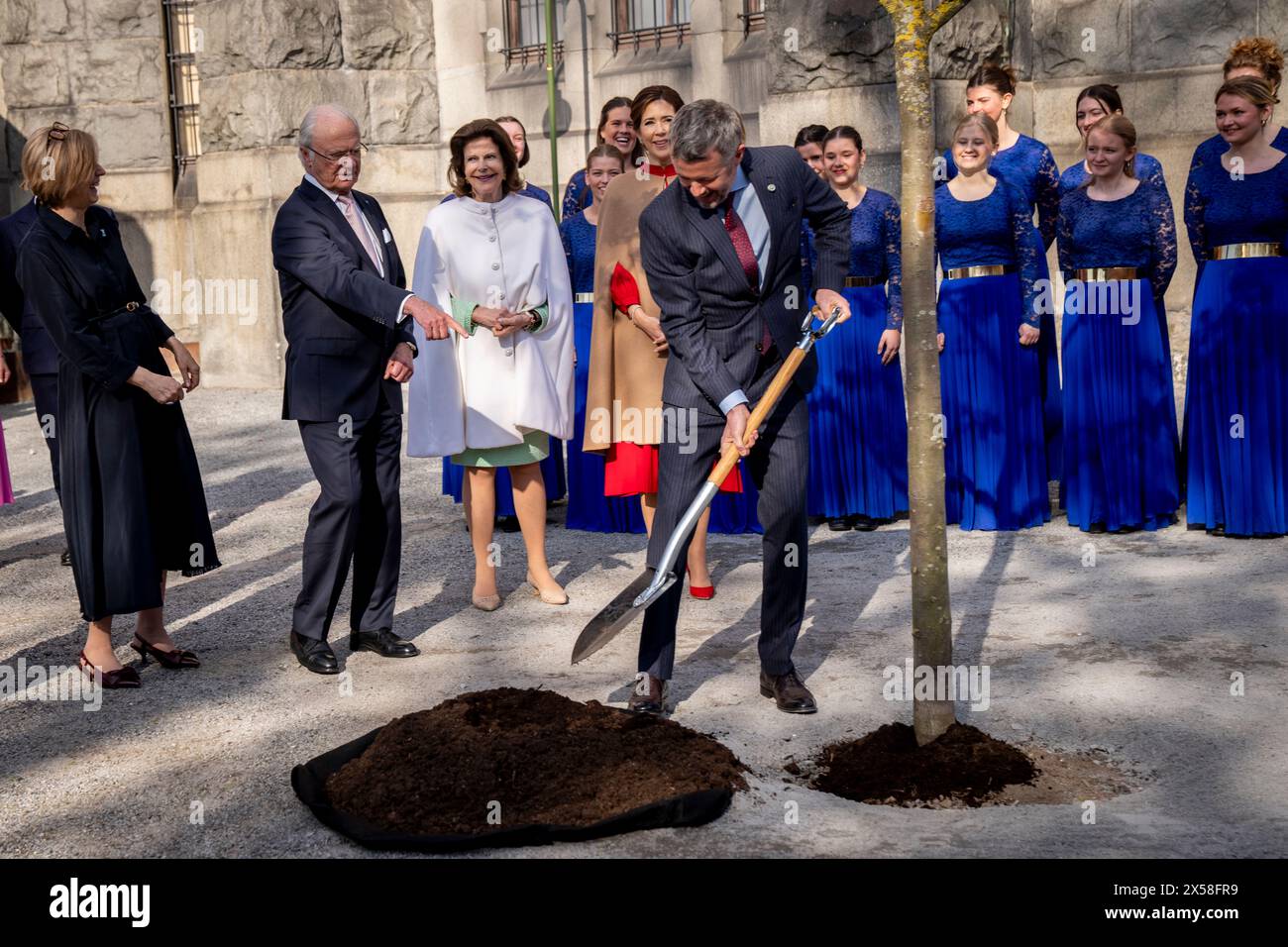 Le roi Frederick X plante un pommier de Graasten lors d’une visite avec le couple royal suédois et le couple prince héritier au Musée nordique de Stockholm, le mardi 7 mai 2024. Au Musée nordique, le couple royal participe à une visite de l'exposition 'Nordbo', qui raconte les gens et la vie dans les pays nordiques au cours des 500 dernières années. Le couple royal plante par la suite un pommier de Graasten. Lundi et mardi, le couple royal danois effectuera sa première visite d’État en Suède. Lors de la visite d’Etat, le couple royal rencontrera entre autres des AS danois et suédois Banque D'Images