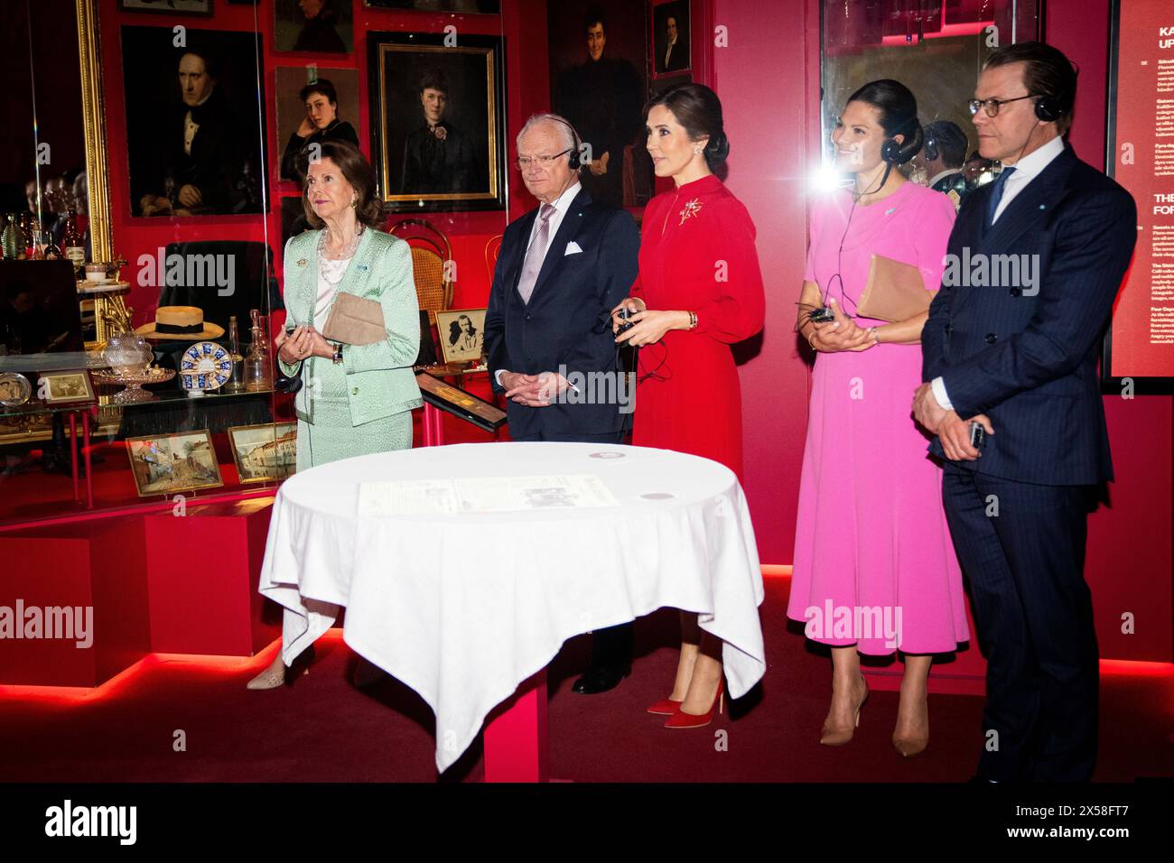 La Reine Silvia, le Roi Carl XVI Gustaf, la Reine Mary, la Princesse héritière Victoria et le Prince Daniel lors d'une visite au Musée nordique de Stockholm, le mardi 7 mai 2024. Au Musée nordique, le couple royal participe à une visite de l'exposition 'Nordbo', qui raconte les gens et la vie dans les pays nordiques au cours des 500 dernières années. Le couple royal plante par la suite un pommier de Graasten. Lundi et mardi, le couple royal danois effectue sa première visite d’État en Suède. Lors de la visite d’Etat, le couple royal rencontrera entre autres des astronautes danois et suédois, visitera la flotte Banque D'Images