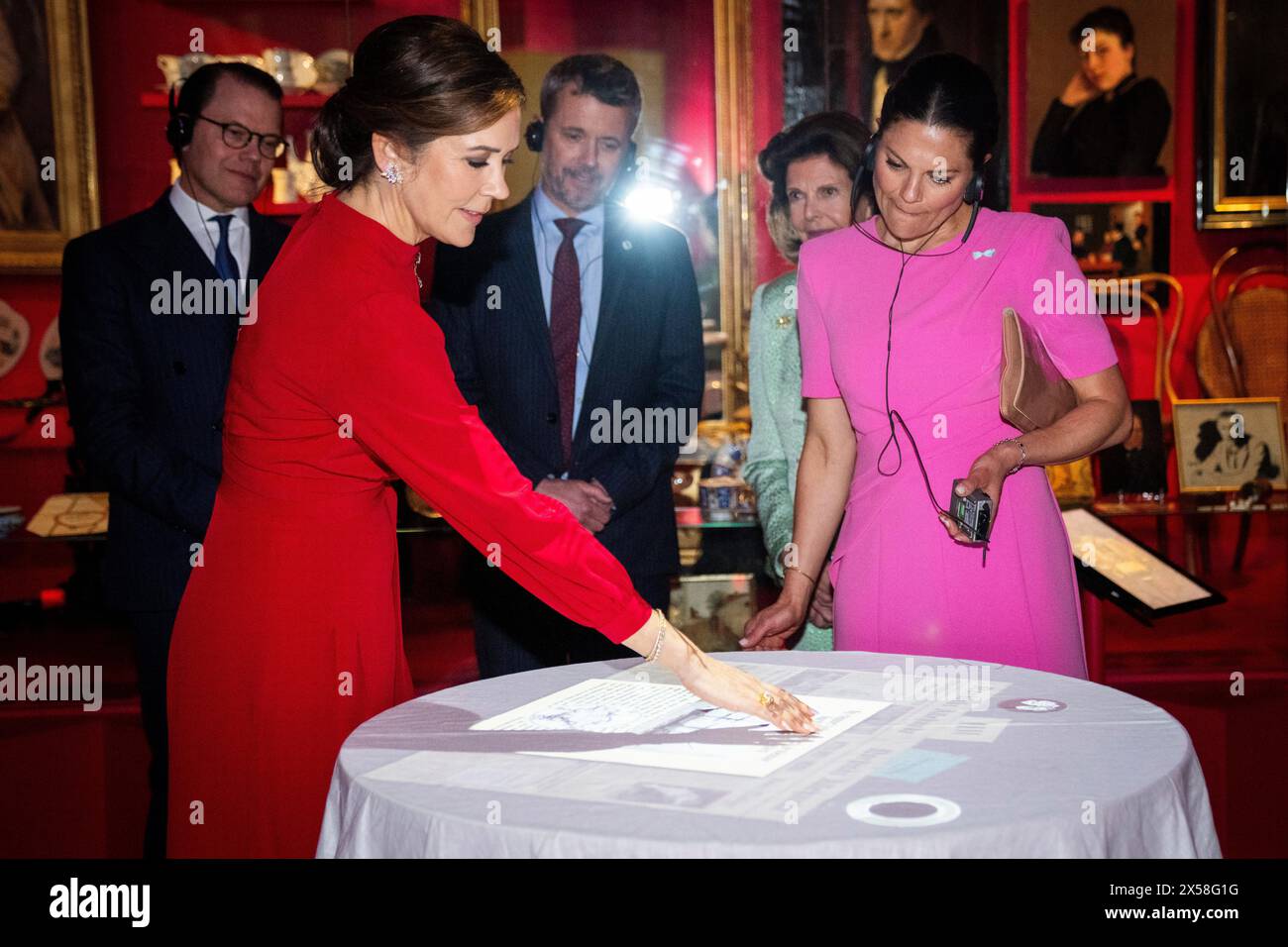 Le roi Frederick X, la reine Silvia, la reine Mary et la princesse héritière Victoria lors d'une visite au Musée nordique de Stockholm, le mardi 7 mai 2024. Au Musée nordique, le couple royal participe à une visite de l'exposition 'Nordbo', qui raconte les gens et la vie dans les pays nordiques au cours des 500 dernières années. Le couple royal plante par la suite un pommier de Graasten. Lundi et mardi, le couple royal danois effectue sa première visite d’État en Suède. Lors de la visite d’Etat, le couple royal rencontrera, entre autres, des astronautes danois et suédois, visitera la station navale Berg Banque D'Images