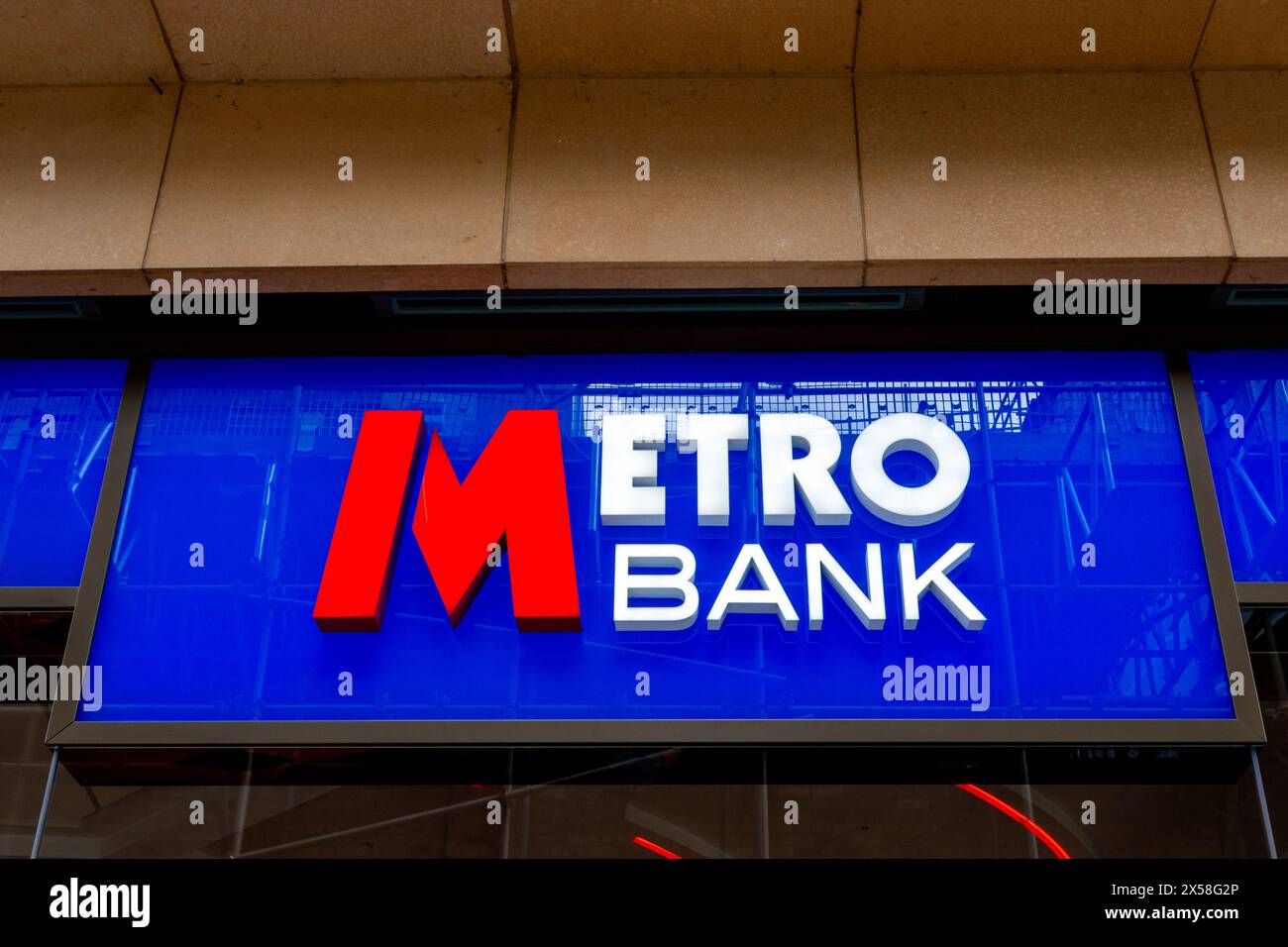 Vue extérieure de la succursale Metro Bank avec signalisation bleue. Cambridge, Angleterre, Royaume-Uni Banque D'Images