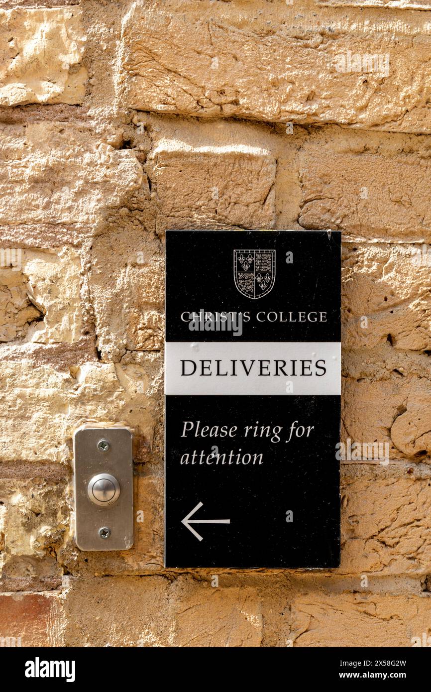Signe de livraison pour Christ's College sur un mur de briques avec une sonnette et l'instruction de sonner pour attirer l'attention. Cambridge University, Angleterre, Royaume-Uni Banque D'Images