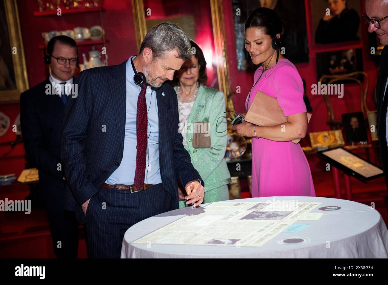 Le roi Frederik X, la reine Silvia et la princesse héritière Victoria lors d’une visite au Musée nordique de Stockholm, le mardi 7 mai 2024. Au Musée nordique, le couple royal participe à une visite de l'exposition 'Nordbo', qui raconte les gens et la vie dans les pays nordiques au cours des 500 dernières années. Le couple royal plante par la suite un pommier de Graasten. Lundi et mardi, le couple royal danois effectue sa première visite d’État en Suède. Lors de la visite d’Etat, le couple royal rencontrera entre autres des astronautes danois et suédois, visitera la station de la flotte Berga et assistera à une GA Banque D'Images