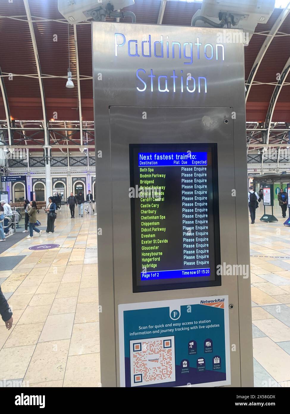 Un panneau d'affichage des départs à la gare de Paddington, à l'ouest de Londres, alors que les conducteurs de train membres du syndicat Aslef prennent des mesures syndicales dans un conflit salarial. Date de la photo : mercredi 8 mai 2024. Banque D'Images