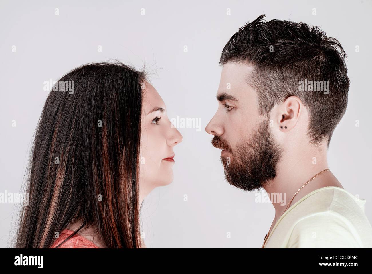 Deux jeunes adultes partagent un regard étroit et intense, faisant allusion à une profonde discussion émotionnelle ou personnelle Banque D'Images