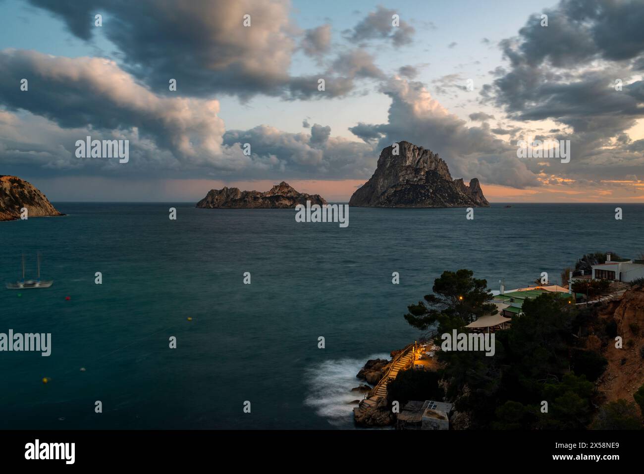 Es Vedra îlots au coucher du soleil vu de Cala d Hort Cove mirador, Sant Josep de sa Talaia, Ibiza, Îles Baléares, Espagne Banque D'Images