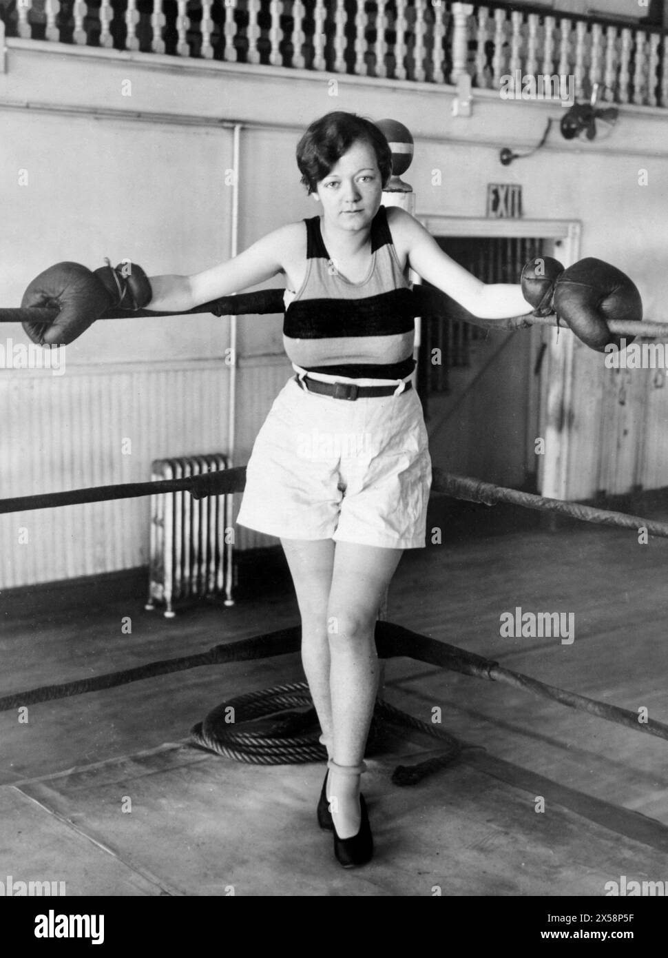 Boxe féminine, championne américaine de boxe de 18 ans Loretta Brabham, États-Unis 1927. Banque D'Images