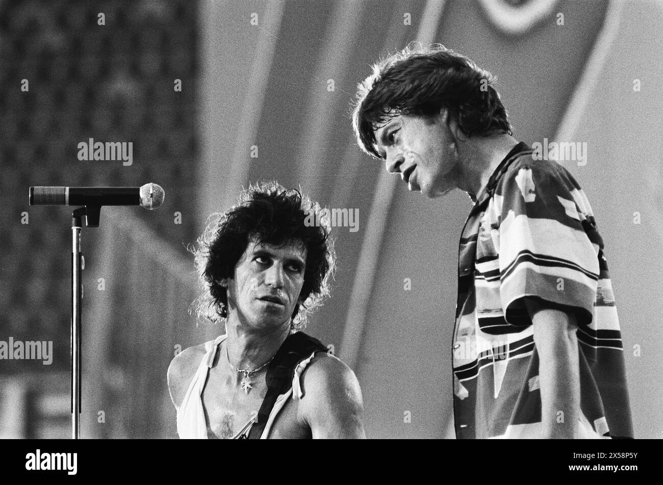 Performance - Rolling Stones dans le stade Feijenoordstadion, Rotterdam Mick Jagger et Keith Richard - 1982 - Marcel Antonisse / Anefo Banque D'Images