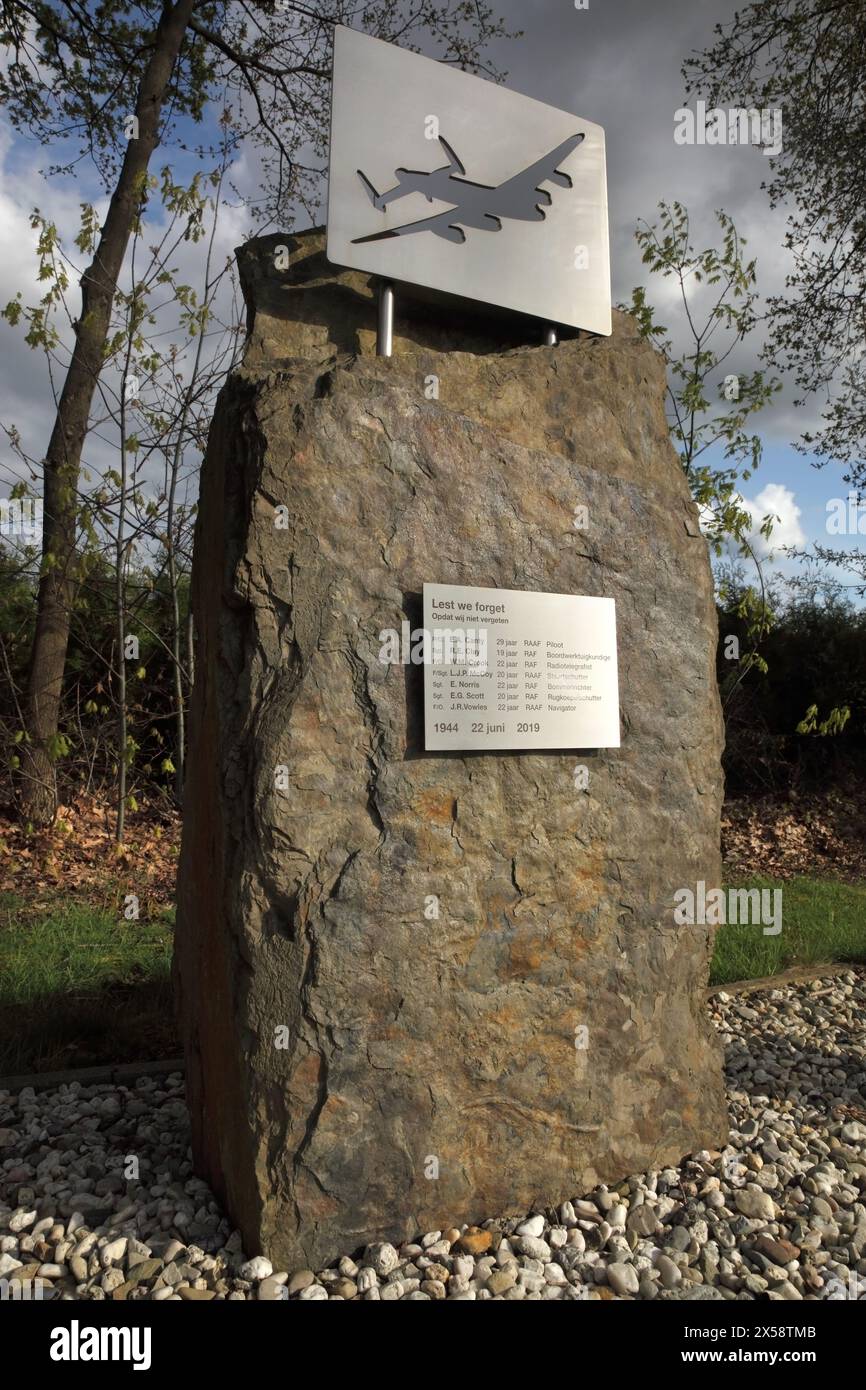 Mémorial à l'équipage d'un bombardier de la RAF 44 (Rhodésie) Squadron Lancaster, abattu près de Riethoven, pays-Bas, le 21-22/6/44. Banque D'Images