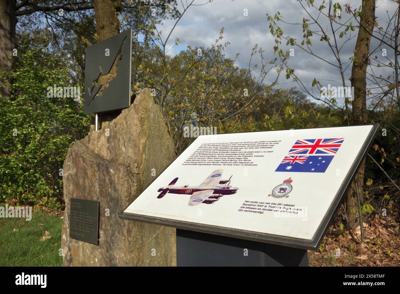 Mémorial à l'équipage d'un bombardier de la RAF 44 (Rhodésie) Squadron Lancaster, abattu près de Riethoven, pays-Bas, le 21-22/6/44. Banque D'Images