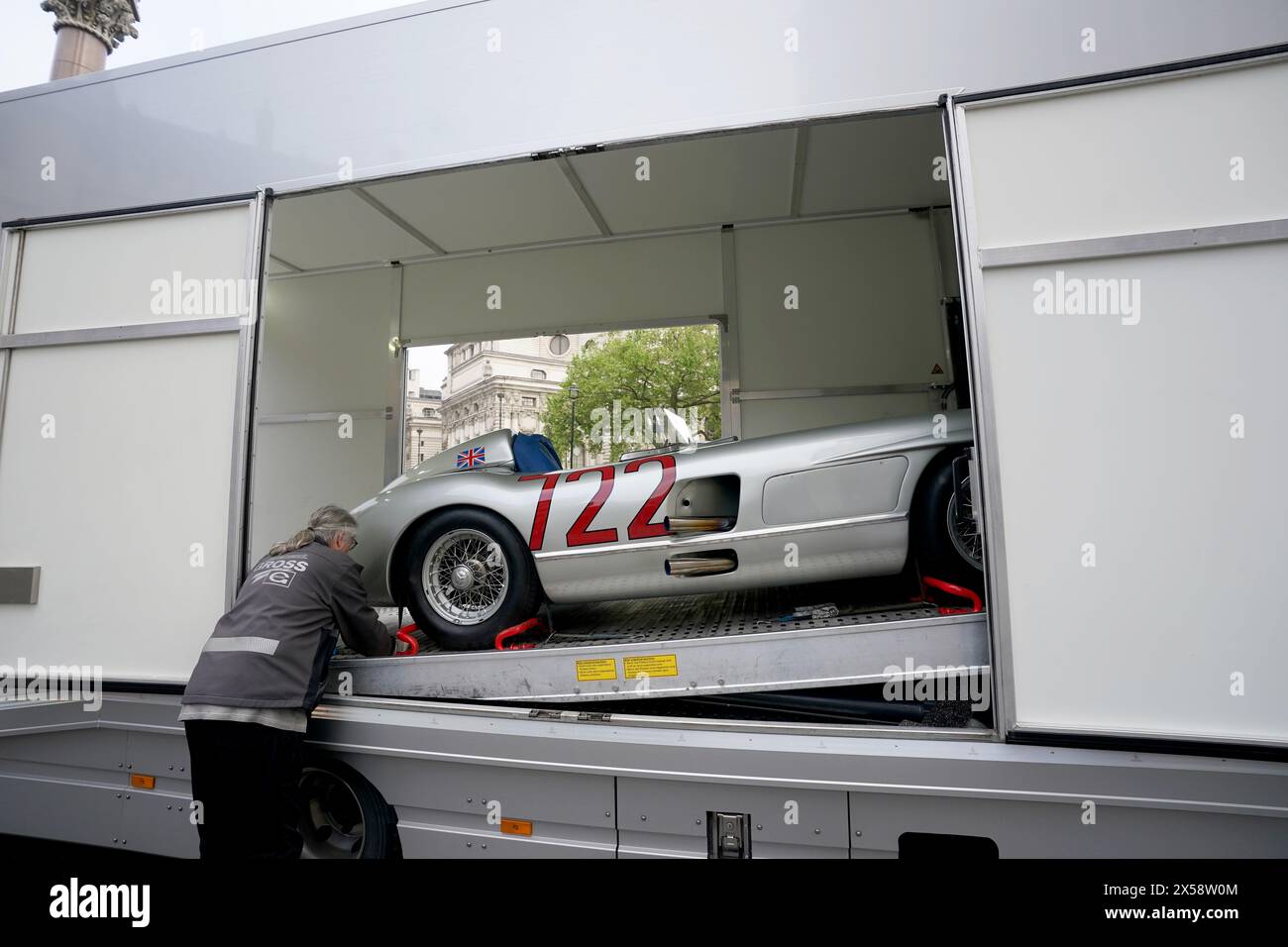 La Mercedes-Benz 300 SLR 722 est livrée devant l'abbaye de Westminster à Londres avant un service d'action de grâce pour Sir Stirling Moss, décédé le 12 avril 2020 à l'âge de 90 ans. Date de la photo : mercredi 8 mai 2024. Banque D'Images