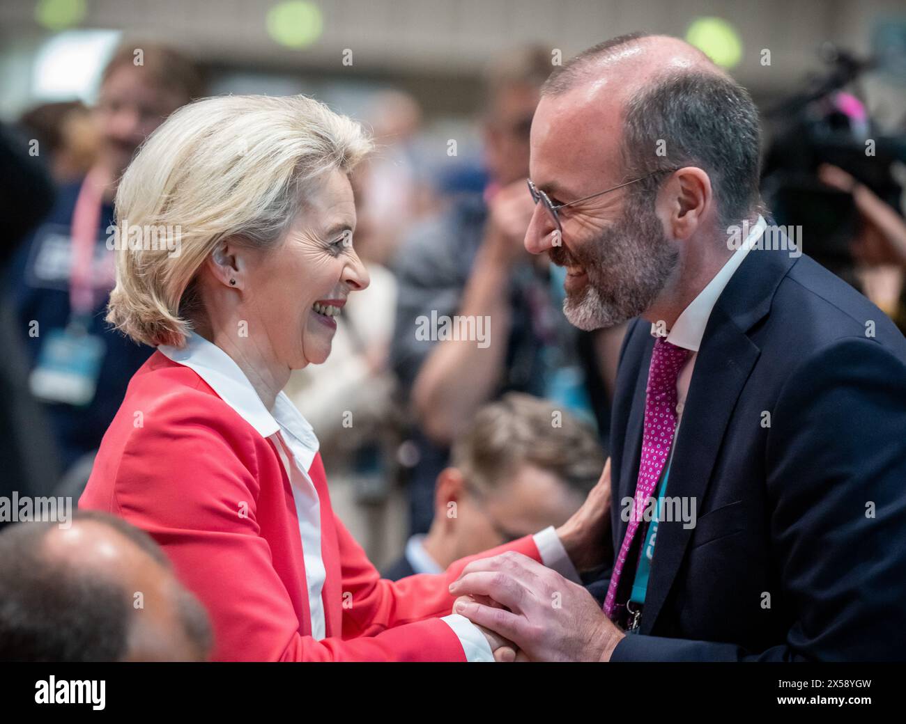 08 mai 2024, Berlin : Ursula von der Leyen, présidente de la Commission européenne, candidate principale pour l'UE et le PPE, accueille Manfred Weber, président du Groupe PPE, à la conférence du Parti fédéral CDU. Photo : Michael Kappeler/dpa Banque D'Images