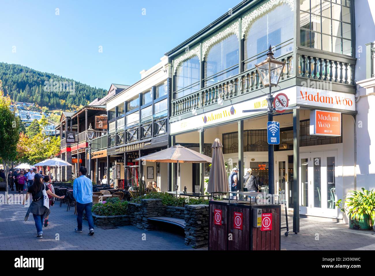 Boutiques et restaurants, The Mall, Queenstown, Otago, Île du Sud, nouvelle-Zélande Banque D'Images