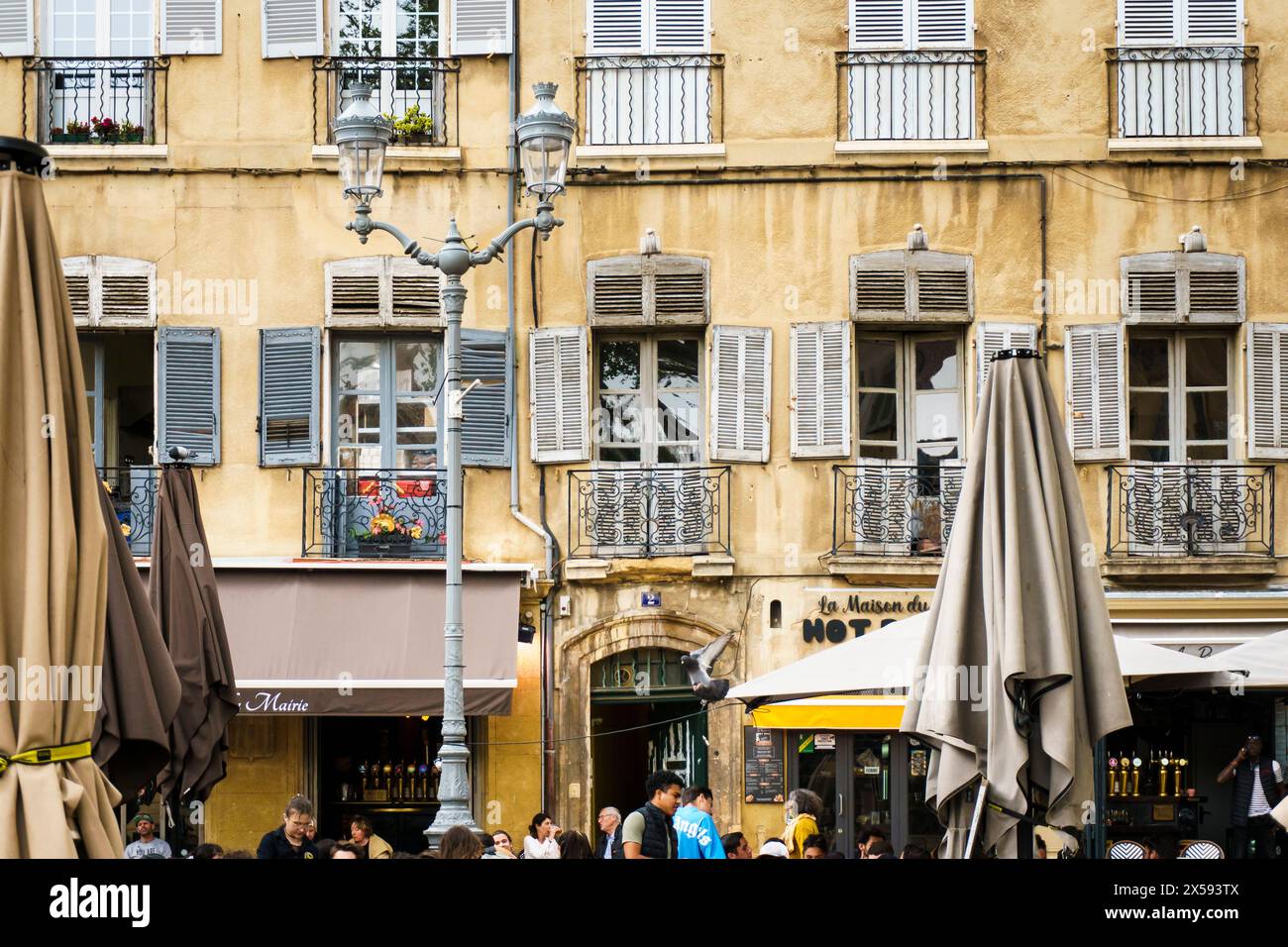 Scène traditionnelle de café français en plein air à Aix en Provence, France Banque D'Images