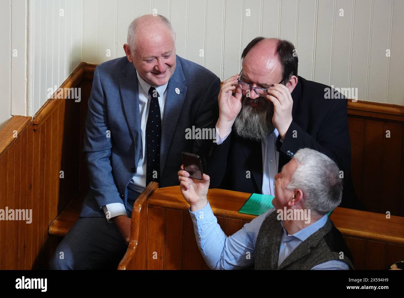 Murray Foote (à gauche), directeur général du SNP, regarde John Swinney prêter serment en tant que premier ministre d'Écosse et gardien du sceau écossais, à la Cour de session d'Édimbourg. Date de la photo : mercredi 8 mai 2024. Banque D'Images