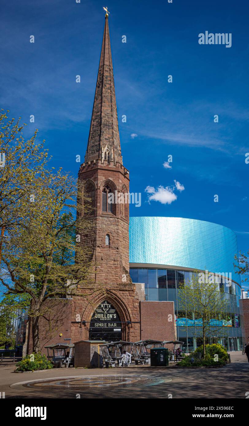 Christchurch Spire Coventry - construit en 1359, une partie du monastère de Greyfriars, tous sauf la flèche détruit 1542 dans la dissolution. Maintenant Dhillons Spire Bar. Banque D'Images