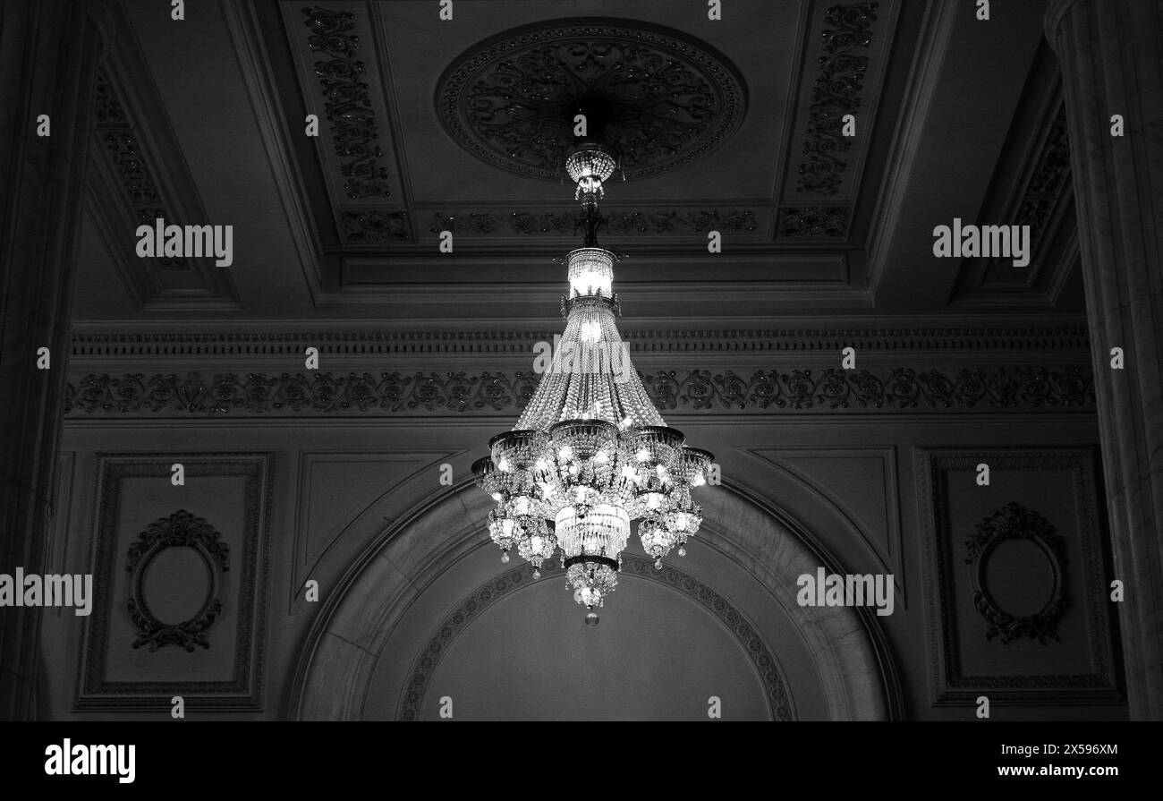 Lustre dans le Palais du Parlement à Bucarest, Roumanie Banque D'Images