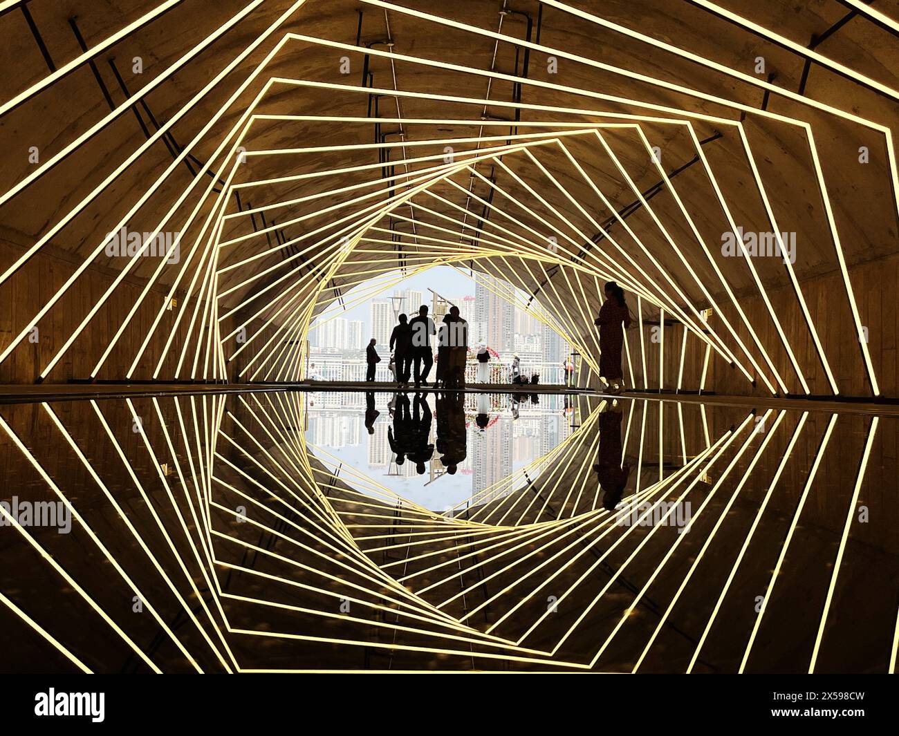 Chongqing, Chine. 08 mai 2024. Le pont Sandongqiao à Chongqing, en Chine, brille de néons colorés le 5 mai 2024, créant un reflet dans l'eau qui donne l'impression de voyager dans un tunnel temporel. (Photo de Costfoto/NurPhoto) crédit : NurPhoto SRL/Alamy Live News Banque D'Images