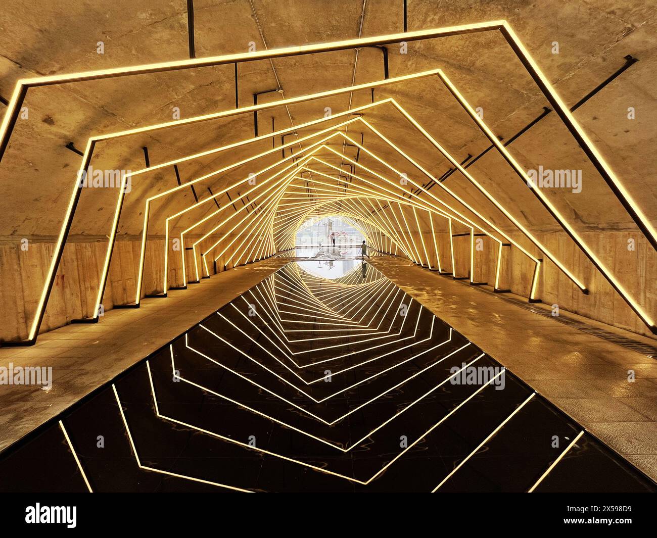 Chongqing, Chine. 08 mai 2024. Le pont Sandongqiao à Chongqing, en Chine, brille de néons colorés le 5 mai 2024, créant un reflet dans l'eau qui donne l'impression de voyager dans un tunnel temporel. (Photo de Costfoto/NurPhoto) crédit : NurPhoto SRL/Alamy Live News Banque D'Images