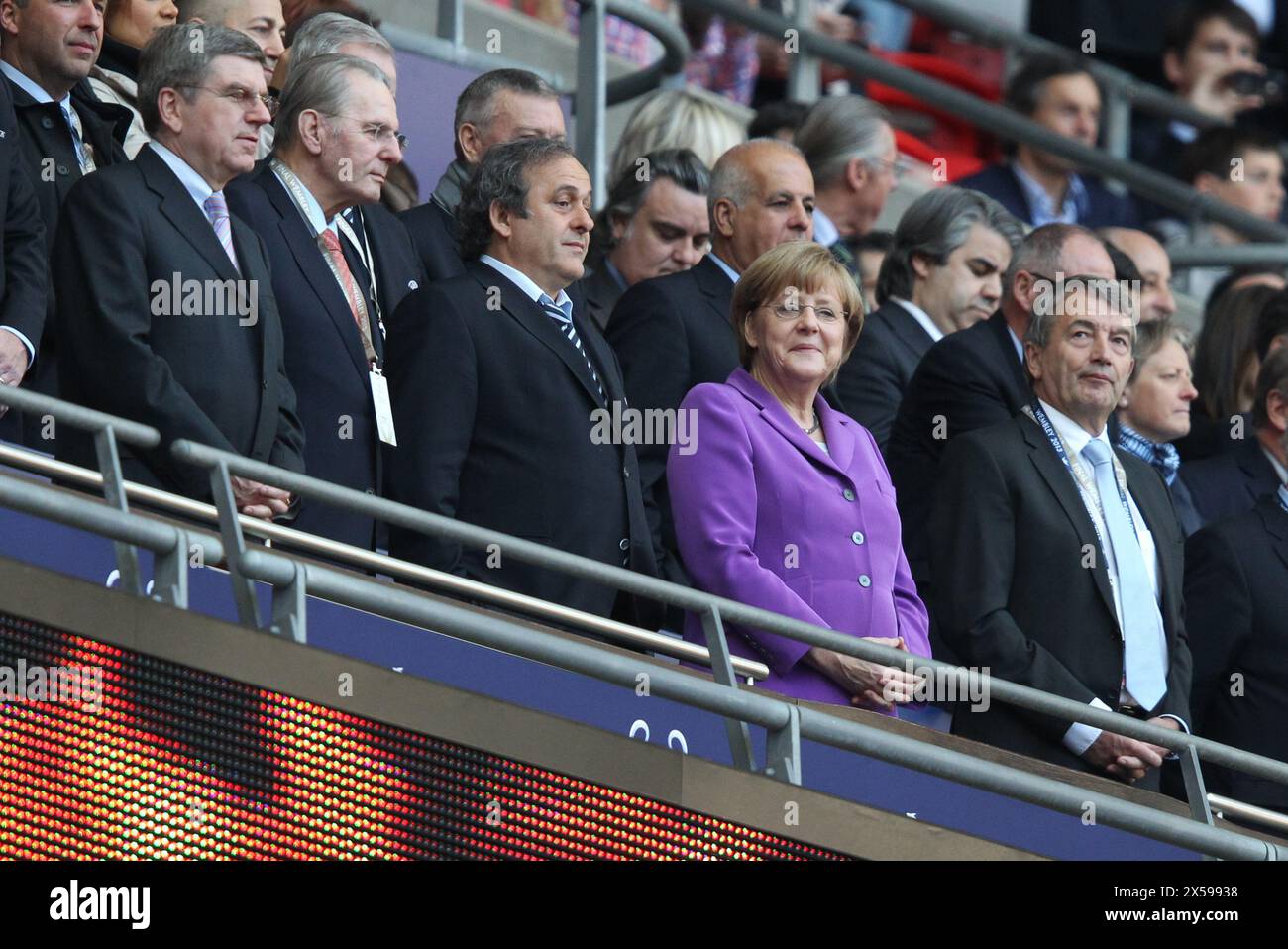 LONDRES , GRANDE-BRETAGNE , mai 25 UEFA Champions League 2012/ 2013 finale Borussia Dortmund vs FC Bayern Muenchen au Wembley Stadium Londres le 25 mai 2013 v.l.: Thomas Bach -CIO VizeprŠsident , CIO PrŠsident Jaques Rogge, UEFA PrŠsident Michel Platini , Bundeskanzlerin Angela Merkel, Wolfgang Niersbach - DFB PrŠsident Fussball Championsleague finale : Borussia Dortmund - FC Bayern MŸnchen 1:2 football Championsleague finale 26.5.2013 Londres Wembley Stadion © diebilderwelt / Alamy Stock Banque D'Images