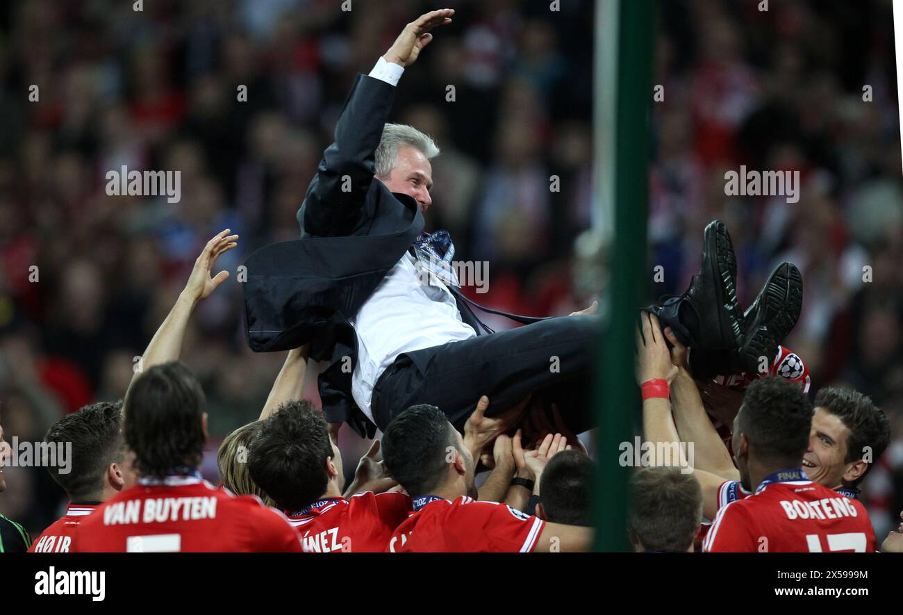 LONDRES , GRANDE-BRETAGNE , mai 25 UEFA Champions League 2012/ 2013 finale Borussia Dortmund vs FC Bayern Muenchen au stade de Wembley Londres le 25 mai 2013 Jupp Heynckes , entraîneur FC Bayern MŸnchen wird von den Spielern in die Luft geworfen FC Bayern MŸnchen ist der Gewinner der Championsleague 2013 finale : Borussia Dortmund - FC Bayern MŸnchen 1:2 football Championsleague finale 26.5.2013 London Wembley Stadion © diebilderwelt / Alamy Stock Banque D'Images