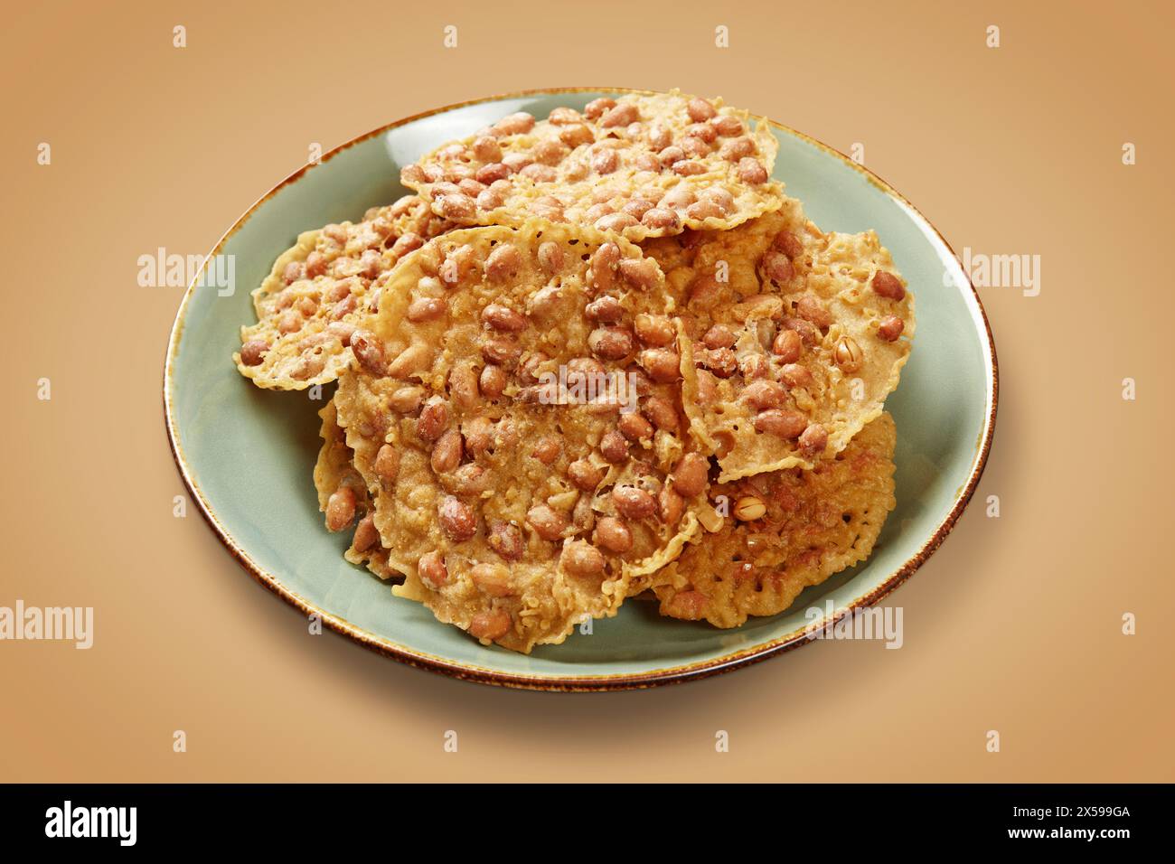 Peyek Kacang est un type de craquelin fabriqué à partir d'un mélange de farine de riz et d'arachides qui est frit jusqu'à ce qu'il soit croustillant Banque D'Images