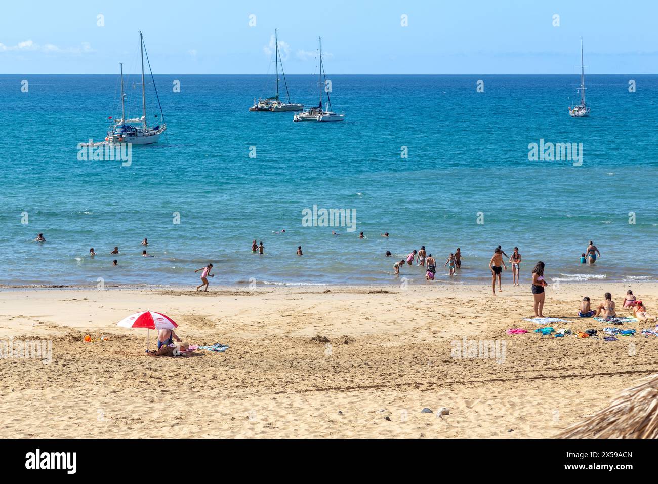 ÎLE DE PORTO SANTO, PORTUGAL - 26 AOÛT 2021 : C'est la plage de sable de Penedo dans une zone de plage continue de neuf kilomètres. Banque D'Images