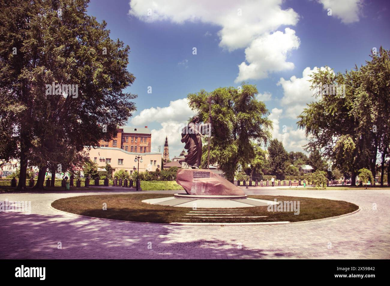 Kharkiv, Ukraine - 23 juin 2020 le monument à l'apôtre Saint André le premier appelé dans le parc Strelka à Kharkov, Ukraine. Le piédestal du monument Banque D'Images