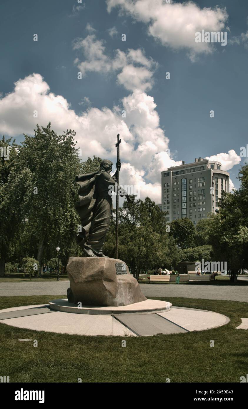 Kharkiv, Ukraine - 23 juin 2020 le monument à l'apôtre Saint André le premier appelé dans le parc Strelka à Kharkov, Ukraine. Le piédestal du monumen Banque D'Images
