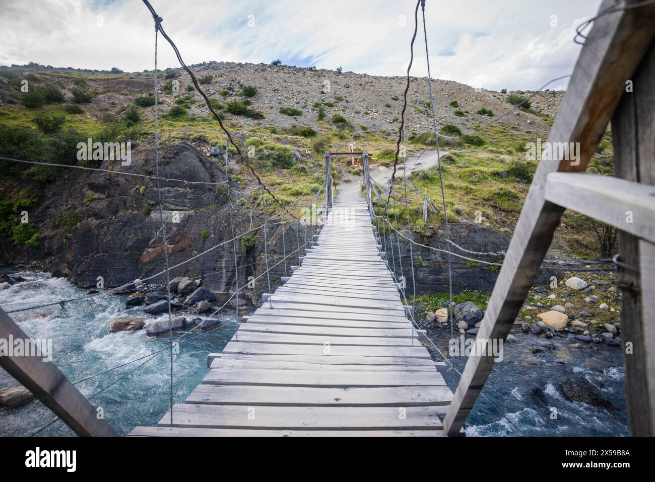 Sentier de randonnée pont sur la randonnée des deux tours à Torres del Paine, Patagonie, Chili. Banque D'Images