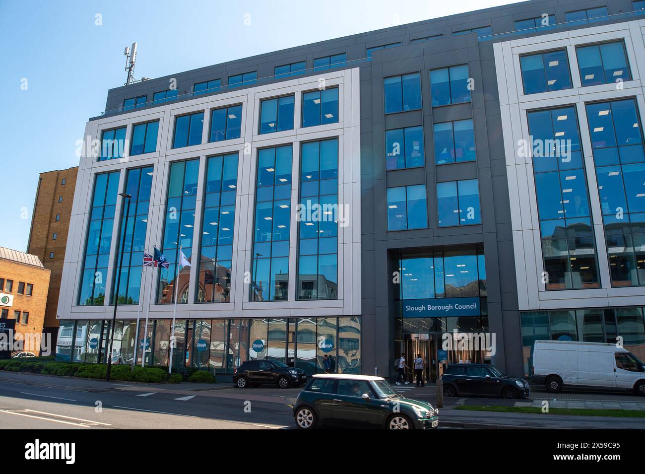 Slough, Berkshire, Royaume-Uni. 7 mai 2024. Bureaux du conseil municipal de Slough à Slough, Berkshire. Une plainte a été déposée au sujet d'argent prétendument sollicité en échange de l'octroi d'un permis de construire. Bien que l'affaire ait été renvoyée à la police de la vallée de la Tamise, ils auraient déclaré qu'ils étaient «au courant d'informations suggérant des irrégularités financières», mais qu'il n'y a actuellement «aucune enquête active» car elle ne dispose d'aucune preuve «à l'heure actuelle» Crédit : Maureen McLean/Alamy Live News Banque D'Images