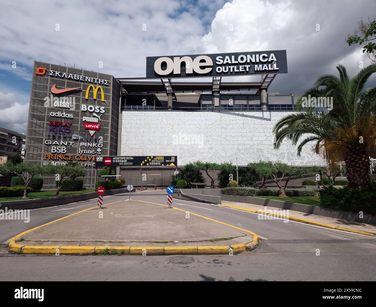 Thessalonique, Grèce One Salonica Outlet Mall extérieur avec logo et enseignes de marque en vedette. Banque D'Images